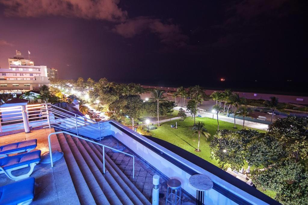 Ocean Drive Studio Beach Front ไมอามีบีช ภายนอก รูปภาพ